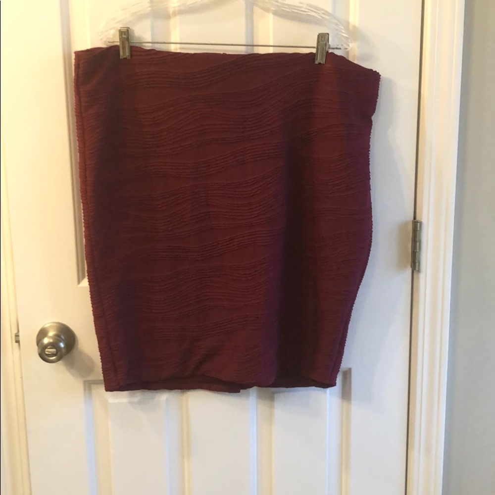 Magenta textured stretch pencil skirt
